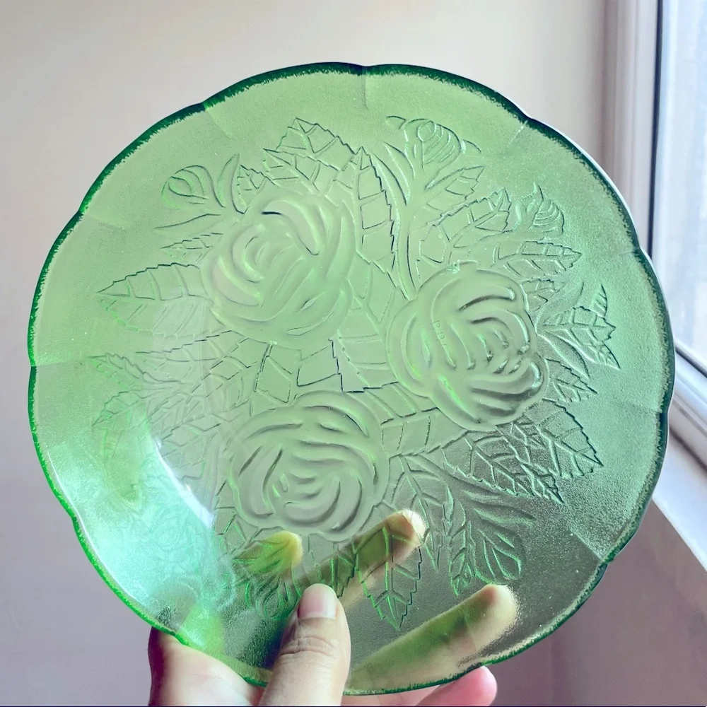 Set of 2 serving platters in cut glass. Size 6.5 inches each colour white &green - Picture 3 of 7